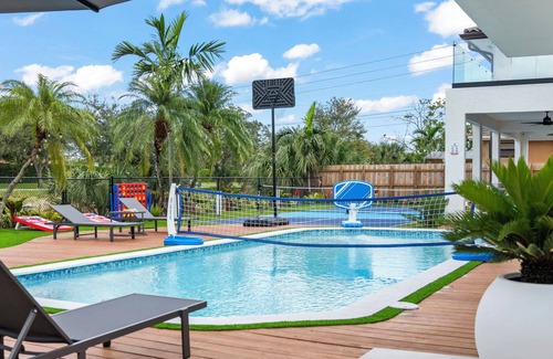 Country Club House | Super Lux House: 11BR Pool Jacuzzi Sauna Gym Games