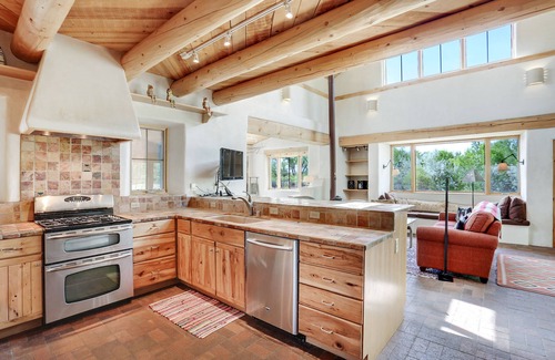 Abiquiu House | Superb - 2 Bedroom, 2 Bath, Sleeps 8 in beds plus more