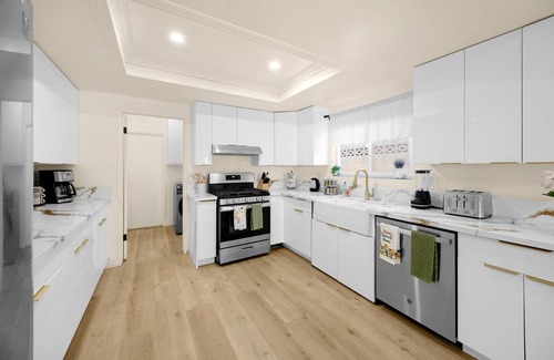 Placentia House | Superb 4-bedroom house/6 Beds 15 minutes to Disneyland!