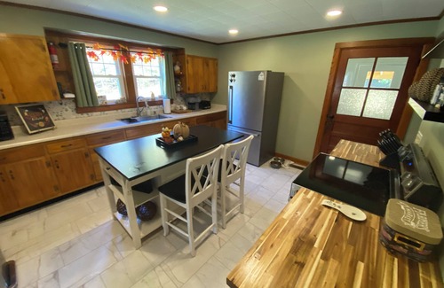 Edmond House | Superb 4-bedroom house 2 mi NRG Bridge/Pet Friendly/Hot Tub/Fire Pit