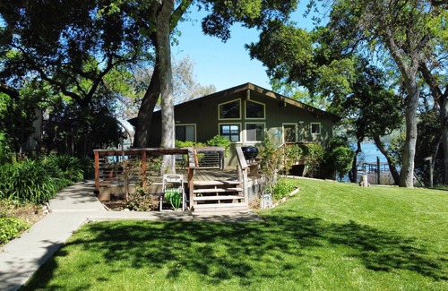 Clear Lake House | Superb 5-bedroom house on the lake in charming Lower Lake, family & pet friendly