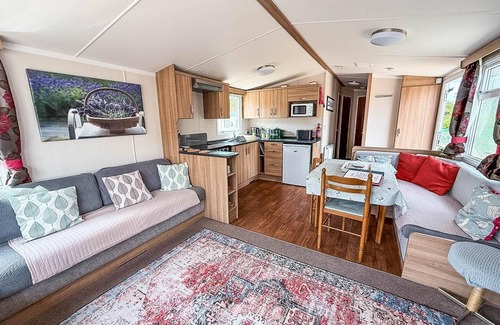 Hopton House | Superb 8 berth caravan at Caldecott Hall Country Park, Norfolk ref 91055C