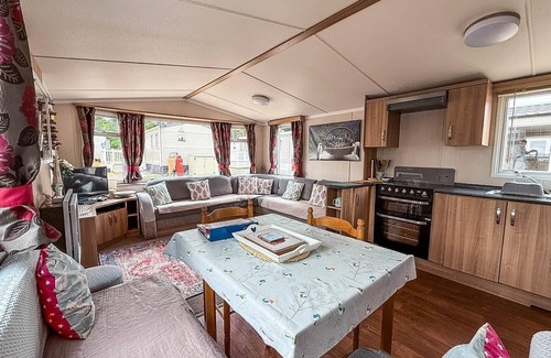 Hopton House | Superb 8 berth caravan at Caldecott Hall Country Park, Norfolk ref 91055C