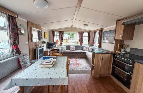 Hopton House | Superb 8 berth caravan at Caldecott Hall Country Park, Norfolk ref 91055C