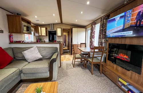 Haveringland House | Superb lodge in rural Norfolk near Norwich, with lake views & fishing ref 16018H