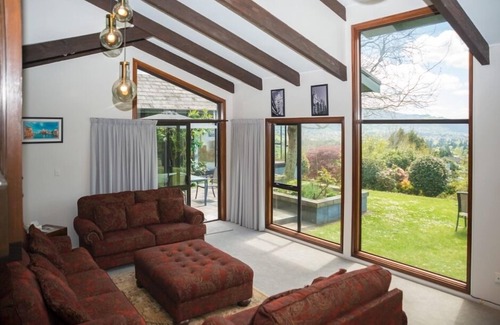 Rotorua Cabin | superb panorama of Lake Rotorua in design lodge
