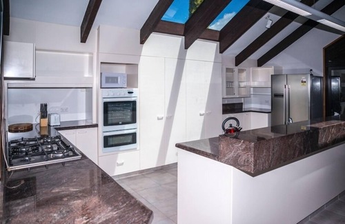 Rotorua Cabin | superb panorama of Lake Rotorua in design lodge