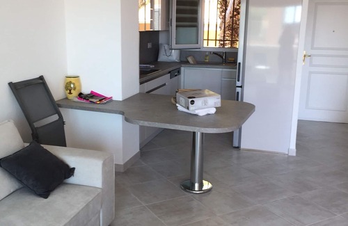 La Londe-les-Maures House | Superb T3 with terrace, clear view, 5mn beach and port by car