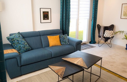 Mauguio Apartment | Superb town center apartment with garden