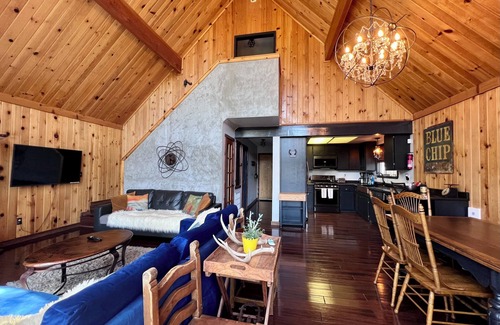 Blue Jay Cabin | Superb treetop cabin with Blue Jay Bay view and WiFi in Lake Arrowhead