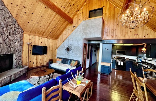 Blue Jay Cabin | Superb treetop cabin with Blue Jay Bay view and WiFi in Lake Arrowhead
