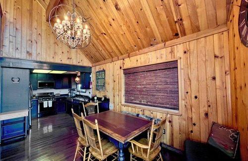 Blue Jay Cabin | Superb treetop cabin with Blue Jay Bay view and WiFi in Lake Arrowhead
