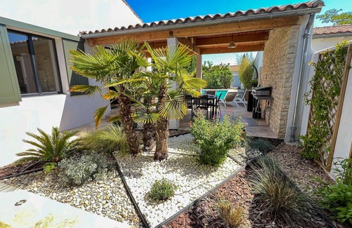 La Flotte House | Superb villa with pool in the heart of the village