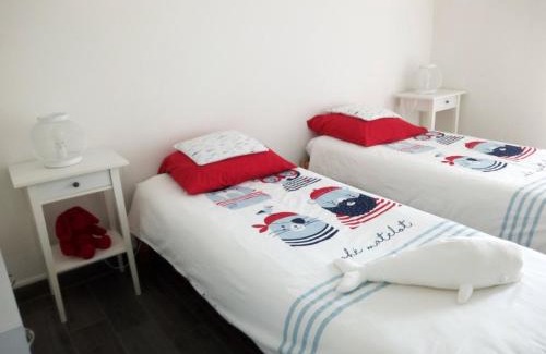 Courseulles-sur-Mer Apartment | Superbe T3 proche plages, port de plaisance, parking, WiFi - FR-1-746-6