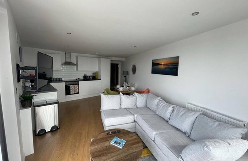 Shoreham-by-Sea Apartment | Superior 2 Bedroom Condo With Stunning Sea Views