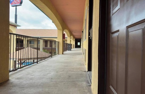 Edinburg Apartment | Superior King Room