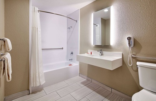 Pacific Beach Hotel | SureStay Hotel by Best Western San Diego Pacific Beach
