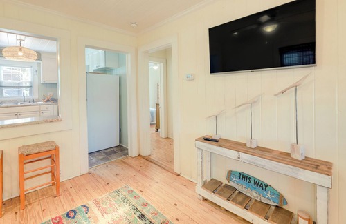 Holly Ridge Cottage | Surf City Cottage w/ Spacious Deck - 2 Mi to Beach
