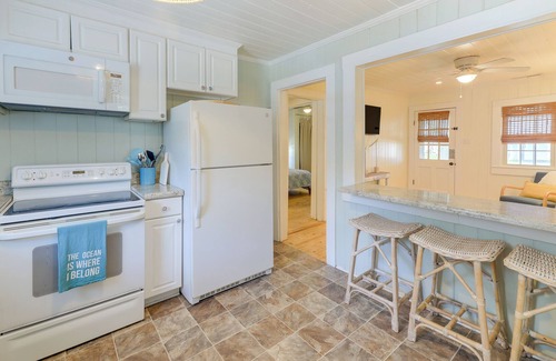 Holly Ridge Cottage | Surf City Cottage w/ Spacious Deck - 2 Mi to Beach