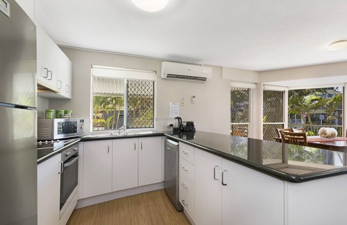 Maroochydore Apartment | Surfcomber on the Beach