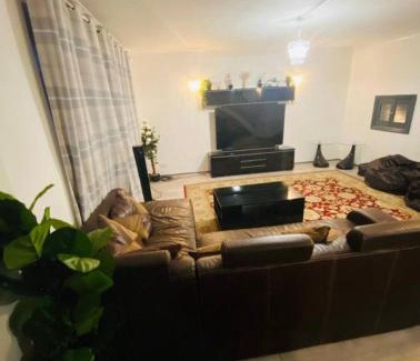 Aldershot House | Surrey Hills Retreat - 2-Bed - Easy London Access