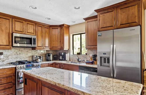 Lake Arrowhead Cottage | Sutter Ln by Avantstay Beautifully Remodeled Kitchen,4cabin-chic Bedrooms
