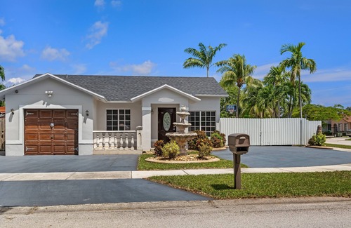 Cutler Bay House | SW Miami Oasis with playroom & basketball hoop