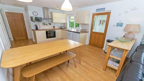 Croyde House | Swallows Croyde - Open plan beach chalet & close proximity to the beach - Sleeps 6