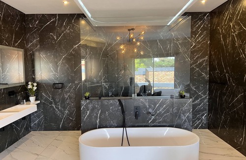 Benoni Cabin | Swan Lake Suites