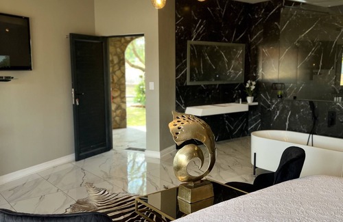 Benoni Cabin | Swan Lake Suites