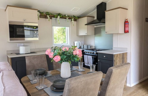 Swannington Cottage | SWAN LODGE, family friendly, with hot tub in Coalville