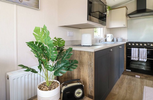 Swannington Cottage | SWAN LODGE, family friendly, with hot tub in Coalville