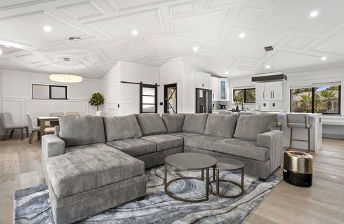 Peaceful Valley House | SWANKY MODERN 4BR/3BA WITH POOL&HOT TUB IN OLD TOWN