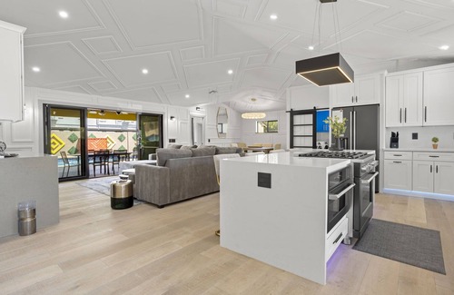 Peaceful Valley House | SWANKY MODERN 4BR/3BA WITH POOL&HOT TUB IN OLD TOWN