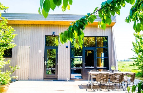 Grou House | Swarm 3 waterlodges naast elkaar in Friesland