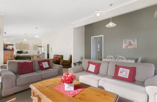 Waihi Beach Cottage | Sweeping Sea Views - Waihi Holiday Home