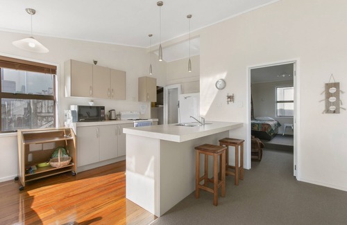 Waihi Beach Cottage | Sweeping Sea Views - Waihi Holiday Home