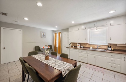 Lubbock House | Sweet Dreams Darlin' - 4 bedroom house with AC, WiFi in great location