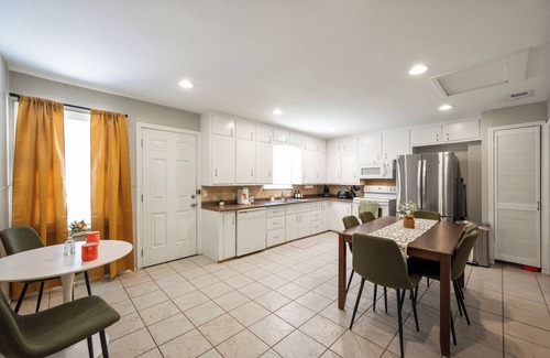 Lubbock House | Sweet Dreams Darlin' - 4 bedroom house with AC, WiFi in great location