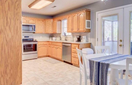 Maryville House | Sweet Haven-Hot Tub-Near Airport-King Beds-Sunsets