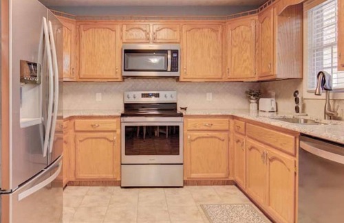 Maryville House | Sweet Haven-Hot Tub-Near Airport-King Beds-Sunsets