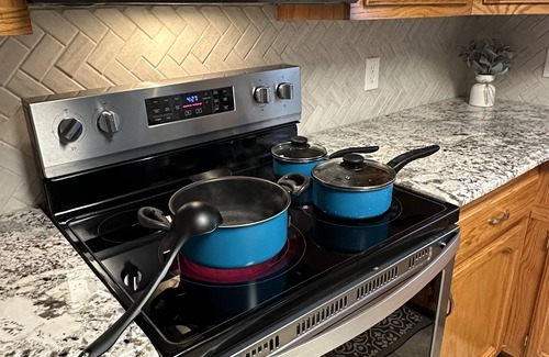 Maryville House | Sweet Haven-Hot Tub-Near Airport-King Beds-Sunsets