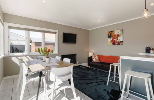 Kilbirnie House | Sweet Lyall Bay - walk to beach and popular cafesn