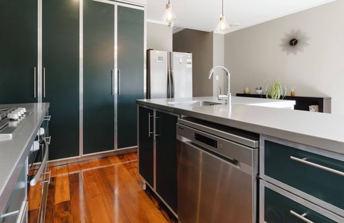 Kilbirnie House | Sweet Lyall Bay - walk to beach and popular cafesn