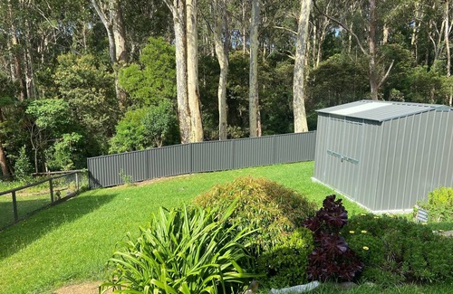 Narooma House | Sweet, neat house with bushland garden