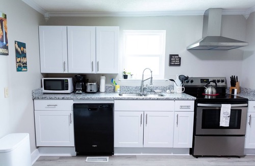Ringgold House | Sweet Peach Bungalow 2BR + laundry. One mile from I-75 yet quiet. Newly updated.