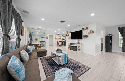 Riviera Beach House | Sweet Pink House - Family & Remote Work Ready