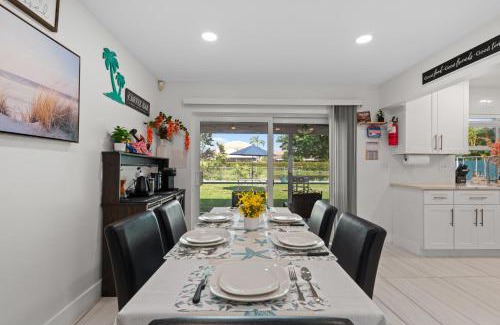 Riviera Beach House | Sweet Pink House - Family & Remote Work Ready