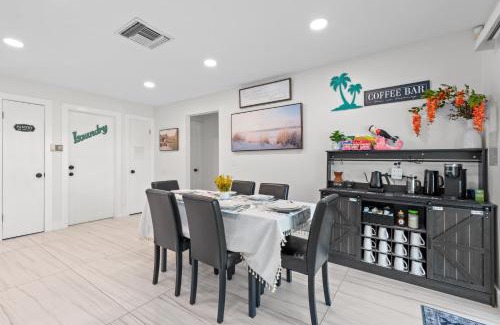 Riviera Beach House | Sweet Pink House - Family & Remote Work Ready