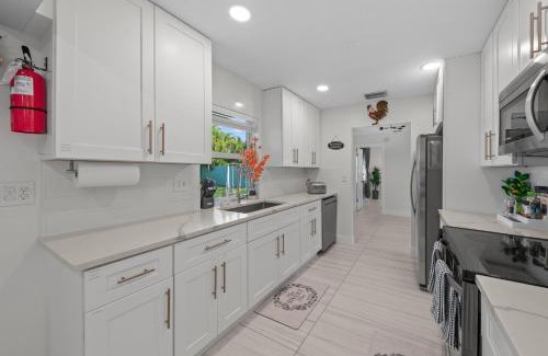 Riviera Beach House | Sweet Pink House - Family & Remote Work Ready